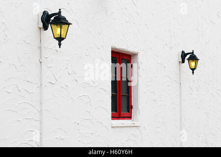 Vintage-Lampe an der Wand modernes Innendesign. Vintage Wandlampe warmes  Licht an der Wand. Niemand, Platz für Text kopieren, selektiver Fokus  Stockfotografie - Alamy