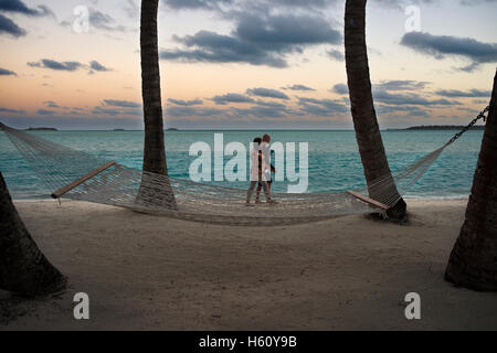 Aitutaki. Cook Island. Polynesien. Süd-Pazifik. Zwei Touristen Spaziergang am Strand des Hotel Aitutaki Lagoon Resort & S Stockfoto