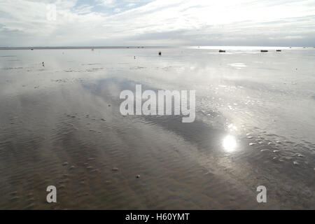 Weiße Stratocumulus nass, Ebbe Sand Strandblick mit Reflektion weiße Sonne, Blick nach Süden, Fairhaven, Lytham St Annes, UK Stockfoto