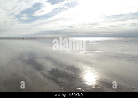 Sonnigen Tag weißen Stratocumulus Blick, Süden, weiße Sonne reflektieren nass Strandsand, Fairhaven, Lytham St Annes, UK Stockfoto