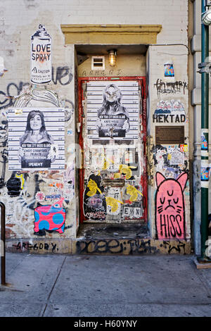 Die Tür zum Haus, wo Jean-Michel Basquiat auf Great Jones Street im East Village, in der Innenstadt, New York City lebte. Stockfoto