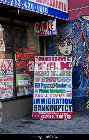 Unterzeichnet in Spanisch & Englisch außerhalb des Zentrums von J. Rojas in Essex Street auf der Lower East Side von Manhattan, New York City. Stockfoto