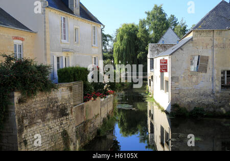 Ansicht der L'Aure-Fluss fließt durch Bayeux, Calvados, Basse Normandie, Frankreich Stockfoto