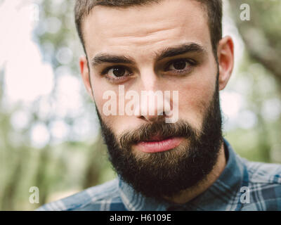 Hipster Mann Porträt in horizontalen Komposition Natur Stockfoto