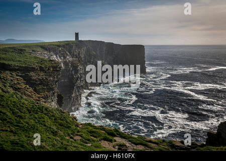 Kitchener Memorial Tower auf den Klippen am Marwick Head, Mainland Orkney, Schottland, UK Stockfoto