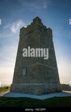 Kitchener Memorial Tower auf den Klippen am Marwick Head, Mainland Orkney, Schottland, UK Stockfoto