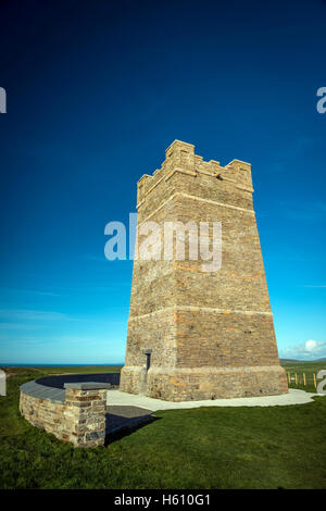 Kitchener Memorial Tower auf den Klippen am Marwick Head, Mainland Orkney, Schottland, UK Stockfoto