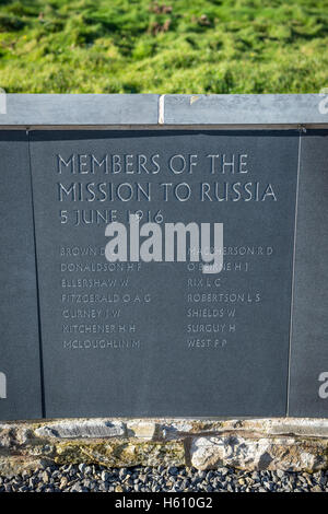 Mitglieder der Mission Russlands Namen auf ein Denkmal für Lord Kitchener, die starb, als HMS Hampshire am 5. Juni 1916 sank. Stockfoto