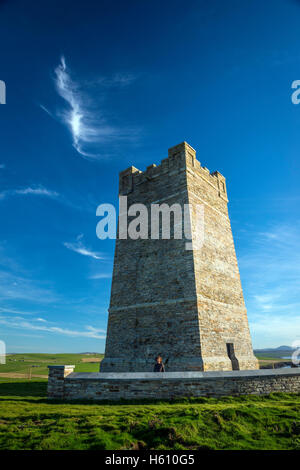 Kitchener Memorial Tower auf den Klippen am Marwick Head, Mainland Orkney, Schottland, UK Stockfoto