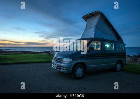 Mazda Bongo Wohnmobil mit Pop-up-Dach camping direkt am Meer auf Mainland, Orkney, Schottland, UK Stockfoto