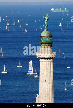 Triest, Italien. 9. Oktober 2016.  48. Auflage der Barcolana Regatta der 1.752 Boote teilnahmen. Im Vordergrund das "Faro della Vittoria", der Leuchtturm der Stadt. Stockfoto