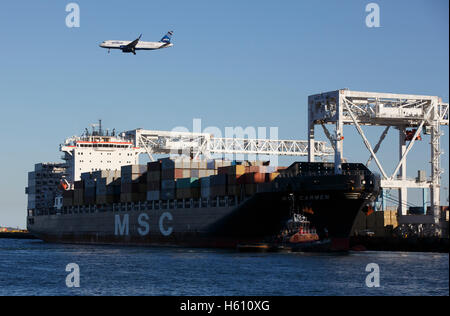 Ein Jet nähert sich Logan Airport über den Containerterminal in South Boston, Massachusetts Stockfoto