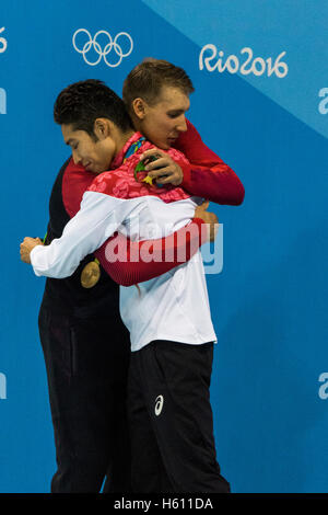 Rio De Janeiro, Brasilien. 6. August 2016. Kosuke Hagino (JPN) gewinnt die Goldmedaille im Herren 400m Lagenschwimmen umarmt Silber Medaillengewinner Chase Kalisz bei den Olympischen Sommerspielen 2016. © Paul J. Sutton/PCN-Fotografie. Stockfoto