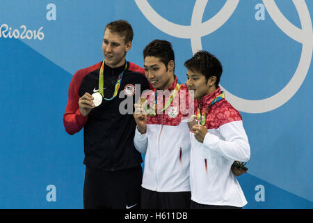 Rio De Janeiro, Brasilien. 6. August 2016. Kosuke Hagino (JPN) - C-gewinnt die Goldmedaille im Herren 400 m Lagenschwimmen mit Chase Kalisz (USA)-Silber und Daiya Seto (JPN) die Bronzemedaille bei den Olympischen Sommerspielen 2016. © Paul J. Sutton/PCN-Fotografie. Stockfoto