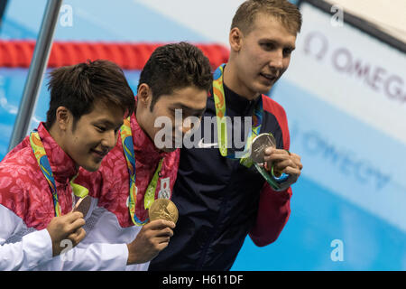 Rio De Janeiro, Brasilien. 6. August 2016. Kosuke Hagino (JPN) - C-gewinnt die Goldmedaille im Herren 400 m Lagenschwimmen mit Chase Kalisz (USA)-Silber und Daiya Seto (JPN) die Bronzemedaille bei den Olympischen Sommerspielen 2016. © Paul J. Sutton/PCN-Fotografie. Stockfoto