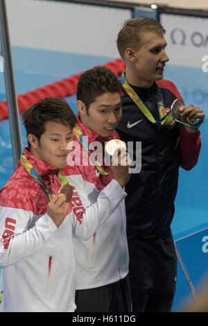 Rio De Janeiro, Brasilien. 6. August 2016. Kosuke Hagino (JPN) - C-gewinnt die Goldmedaille im Herren 400 m Lagenschwimmen mit Chase Kalisz (USA)-Silber und Daiya Seto (JPN) die Bronzemedaille bei den Olympischen Sommerspielen 2016. © Paul J. Sutton/PCN-Fotografie. Stockfoto