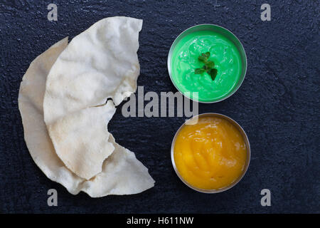 indische Papads mit dips Stockfoto