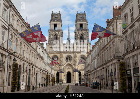 Rue Jeanne d ' Arc und Saint-Croix Cathedral, Orléans, Frankreich. Stockfoto