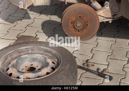 Ändern Reifen oder Rad vor dem Winter oder Frühling. Vorbereitung der Wagen für den Winter. Rissige Reifen zu reparieren. Stockfoto