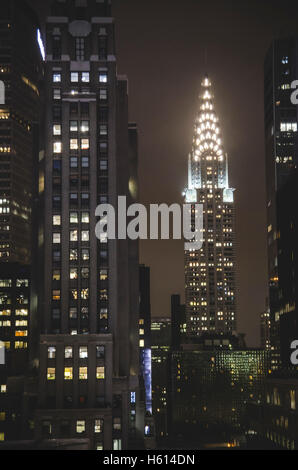 Ansicht vom Chrysler Building beleuchtet in der Nacht, New York City, New York, USA Stockfoto