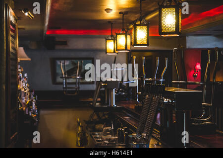 Johnny Brenda Bar Interieur mit Hockern, vor dem öffnen, Philadelphia, Pennsylvania, USA Stockfoto