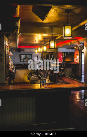 Johnny Brenda Bar Interieur mit Hockern, vor dem öffnen, Philadelphia, Pennsylvania, USA Stockfoto