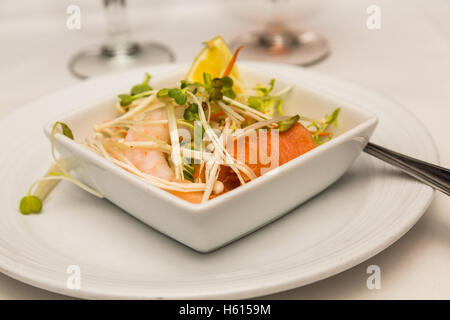 Lachs und Garnelen Vorspeise auf weißen Teller Stockfoto