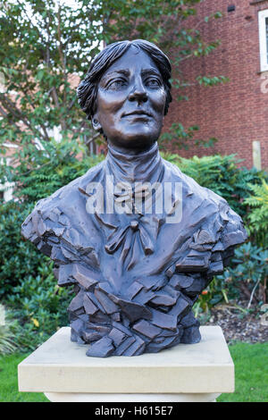 Statue von Mary Webb in Shrewsbury Stockfoto