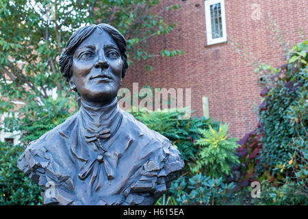 Statue von Mary Webb in Shrewsbury Stockfoto