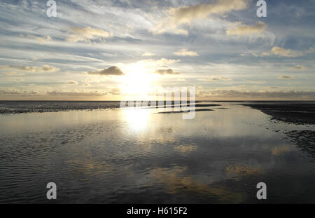 Weiße Sonnenuntergang mit Cirrus und grau Stratocumulus Wolken reflektieren Sandstrand weite, Fairhaven, Lytham im Meer-Wasser-Kanal Stockfoto