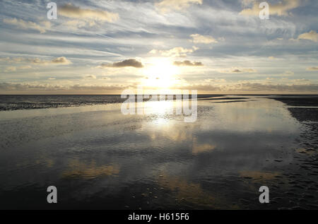 Meer Wasser Kanal Sky Reflexionen an Sandstrand, weiten, weißen Sonnenuntergang unter Cirrus und Stratocumulus Wolken, Fairhaven, Lytham Stockfoto