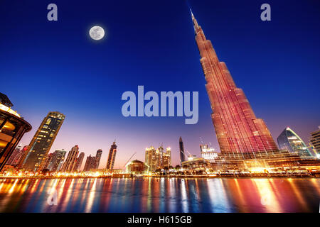 DUBAI, Vereinigte Arabische Emirate - 17. Februar: Burj Khalifa und Brunnen - Turm weltweit höchsten auf 828m in der Nacht mit Mondlicht Stockfoto