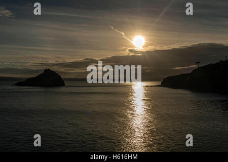 Schöner Sonnenuntergang über Thatchers Fels und Torbay an einem feinen Sommerabend. Torquay, Devon. Stockfoto