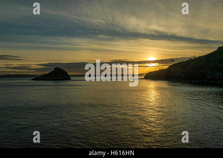 Schöner Sonnenuntergang über Thatchers Fels und Torbay an einem feinen Sommerabend. Torquay, Devon. Stockfoto