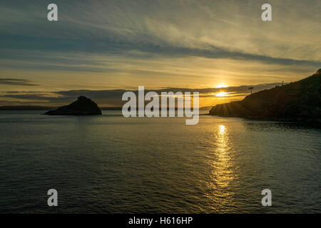 Schöner Sonnenuntergang über Thatchers Fels und Torbay an einem feinen Sommerabend. Torquay, Devon. Stockfoto