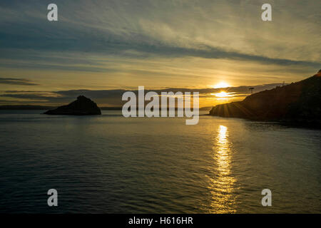 Schöner Sonnenuntergang über Thatchers Fels und Torbay an einem feinen Sommerabend. Torquay, Devon. Stockfoto