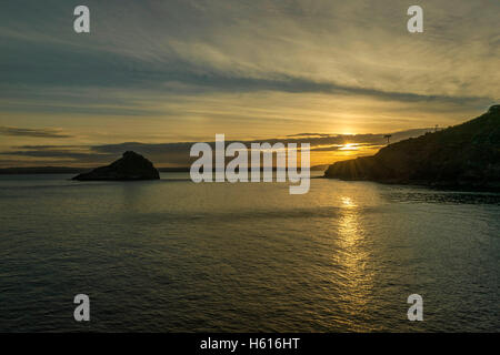 Schöner Sonnenuntergang über Thatchers Fels und Torbay an einem feinen Sommerabend. Torquay, Devon. Stockfoto