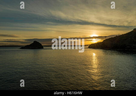 Schöner Sonnenuntergang über Thatchers Fels und Torbay an einem feinen Sommerabend. Torquay, Devon. Stockfoto