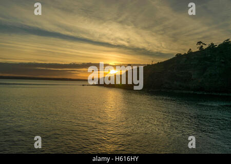 Schöner Sonnenuntergang über Thatchers Fels und Torbay an einem feinen Sommerabend. Torquay, Devon. Stockfoto