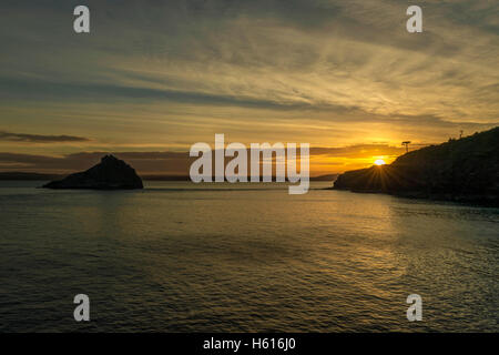 Schöner Sonnenuntergang über Thatchers Fels und Torbay an einem feinen Sommerabend. Torquay, Devon. Stockfoto