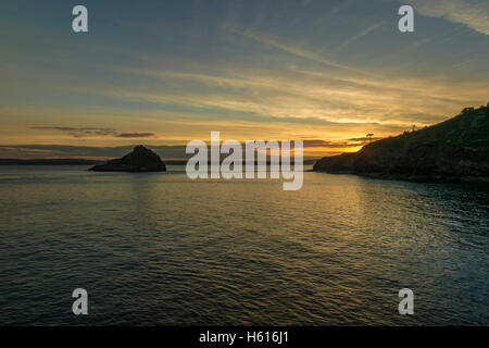 Schöner Sonnenuntergang über Thatchers Fels und Torbay an einem feinen Sommerabend. Torquay, Devon. Stockfoto