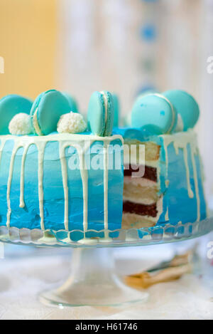 Geburtstagstorte oder Kuchen. Kuchen ist blau und weiß mit kleinen leckeren Wolken Stockfoto