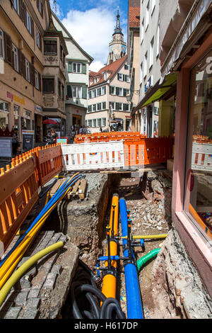 Erdarbeiten, Baustelle, Verlegung der neuen Versorgungsleitungen, gelbe Erdgas-Pipeline, blaues Wasser, Stockfoto