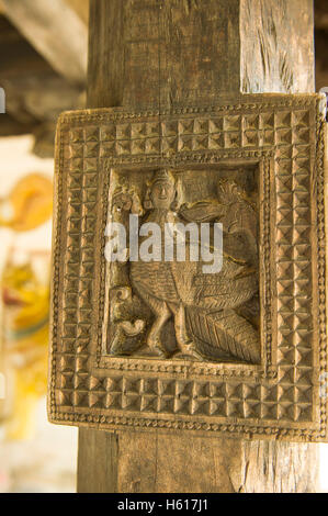 Flachrelief auf alten geschnitzten hölzernen Säule, Embekke Devale Tempel, Kandy, Sri Lanka Stockfoto