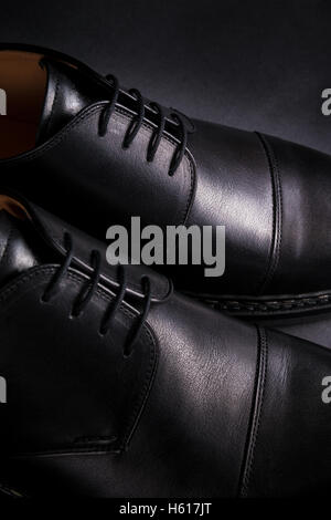 Schwarze Oxford Schuhe auf schwarzem Hintergrund. Hinten Sie Ansicht von. Hautnah. Stockfoto