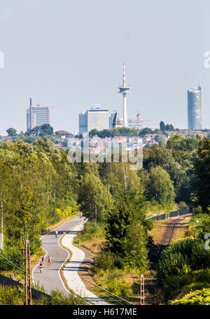 Radweg Rheinische Bahn zwischen Essen und Mülheim, ehemalige Eisenbahnstrecke, erweitert um einen Zyklus und Gehweg, Skyline von Essen Stockfoto