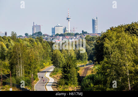 Radweg Rheinische Bahn zwischen Essen und Mülheim, ehemalige Eisenbahnstrecke, erweitert um einen Zyklus und Gehweg, Skyline von Essen Stockfoto