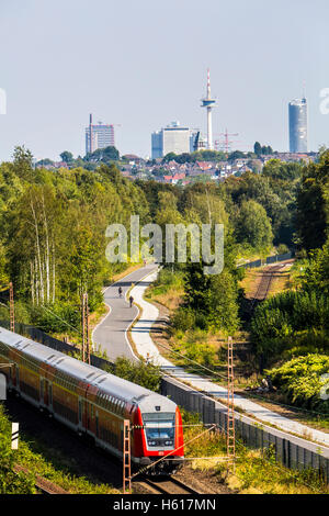 Radweg Rheinische Bahn zwischen Essen und Mülheim, ehemalige Eisenbahnstrecke, erweitert um einen Zyklus und Gehweg, Skyline von Essen Stockfoto