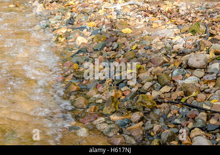 Wellen an der felsigen Küste des Strandes im Sommer Stockfoto