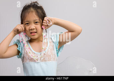 Kid im Ballett Kleid, isoliert auf weißem Hintergrund. Stockfoto